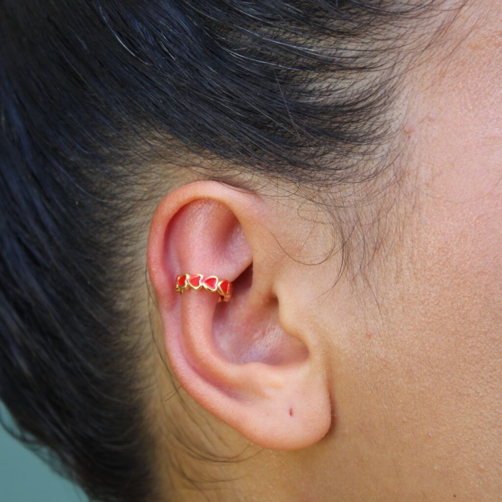 Corrector estético con pequeños corazones rojos.